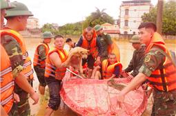Cán bộ, chiến sĩ Trung đoàn 141 giải cứu thành công 8 người dân và 12 gia đình bị cô lập do mưa lũ